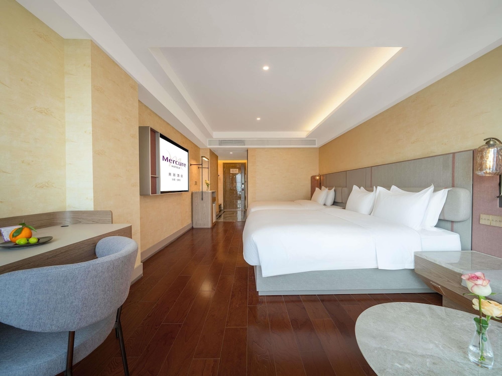 Habitación de lujo, varias camas, vistas a la ciudad del hotel Mercure Chongqing Downtown. Foto 6