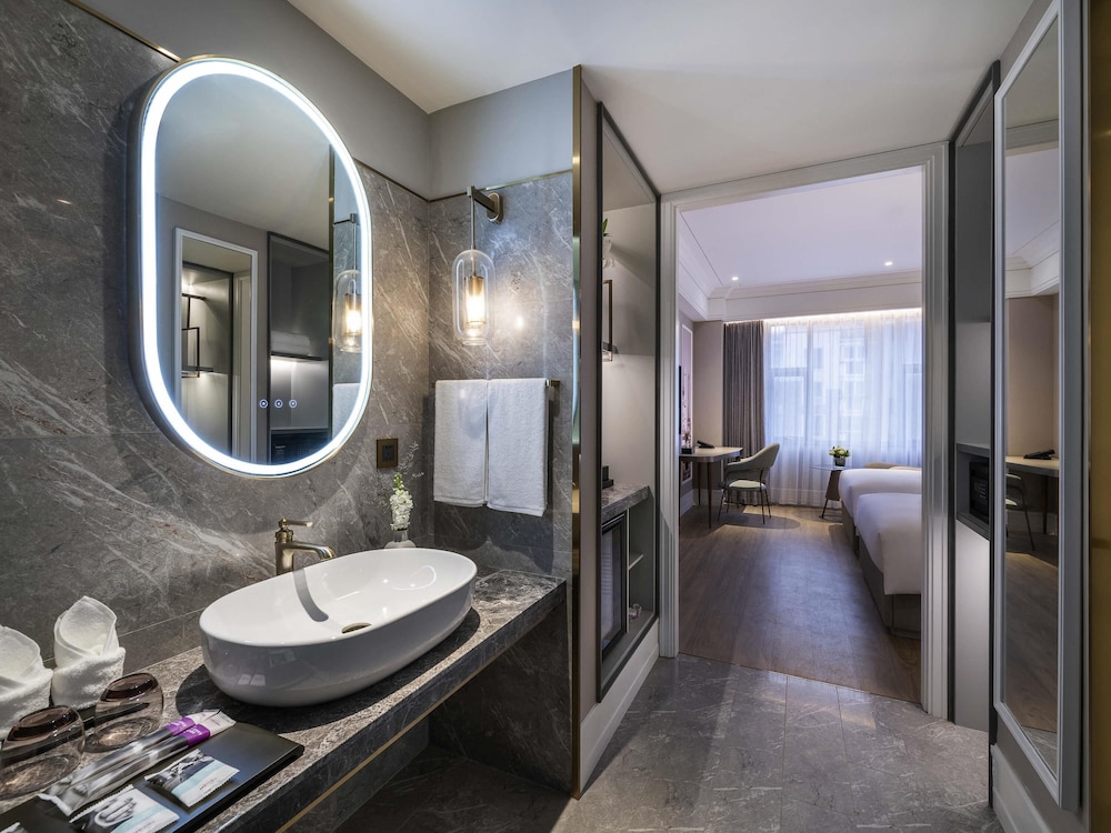Habitación estándar con 2 camas individuales del hotel Mercure Shanghai Global Harbour. Foto 2