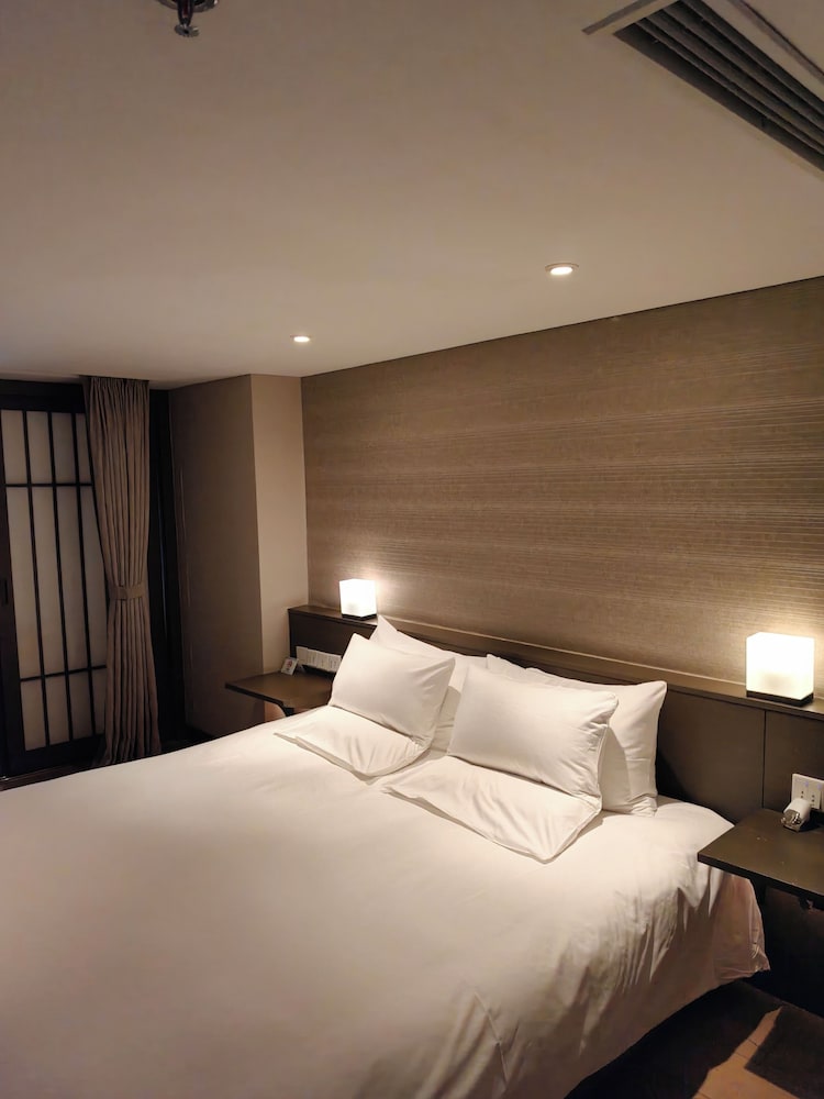 Suite Superior con 1 Cama King Size, Dúplex del hotel Novotel Suites Shanghai Hongqiao. Foto 1