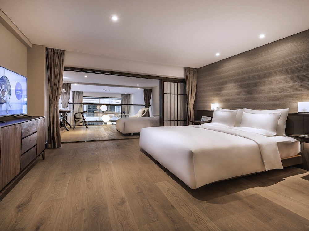 Suite Deluxe con 1 cama doble y 1 cama individual del hotel Novotel Suites Shanghai Hongqiao