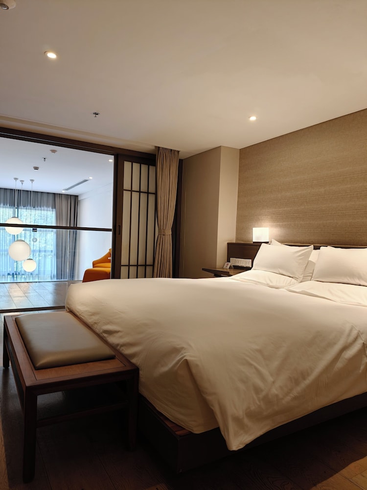 Suite Deluxe con 1 cama doble y 1 cama individual del hotel Novotel Suites Shanghai Hongqiao. Foto 1