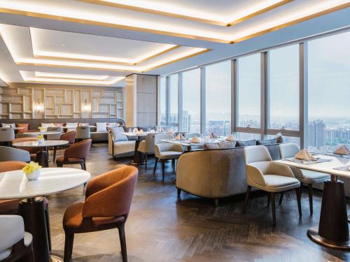 Deluxe King Suite with City View - Lounge Access del hotel Pullman Shanghai Qingpu Excellence. Foto 1