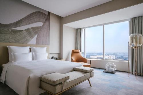 Deluxe King Suite with City View - Lounge Access del hotel Pullman Shanghai Qingpu Excellence. Foto 8