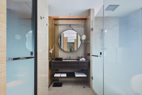 Premium Family King Room with City View del hotel Pullman Shanghai Qingpu Excellence. Foto 3