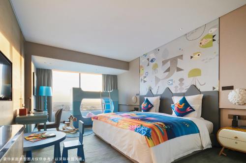 Premium Family King Room with City View del hotel Pullman Shanghai Qingpu Excellence. Foto 6