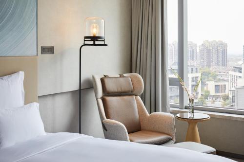 Habitación Doble Superior con vistas a la ciudad - Cama doble grande del hotel Pullman Shanghai Qingpu Excellence. Foto 8