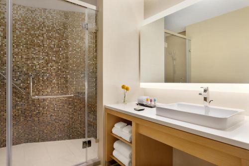 Habitación con cama extragrande y sofá cama del hotel Hyatt Place Beijing Daxing