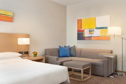 Habitación con cama extragrande y sofá cama del hotel Hyatt Place Beijing Daxing. Foto 1