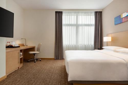Habitación con cama extragrande y sofá cama del hotel Hyatt Place Beijing Daxing. Foto 2