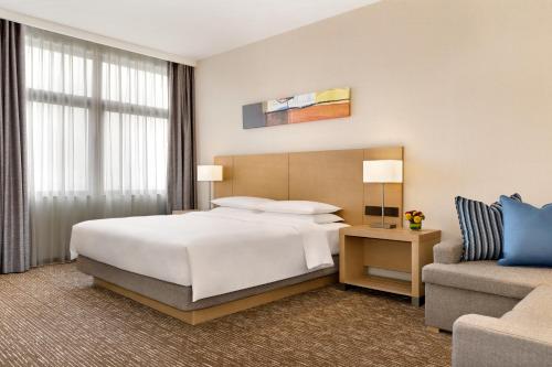 Habitación con cama extragrande y sofá cama del hotel Hyatt Place Beijing Daxing. Foto 3