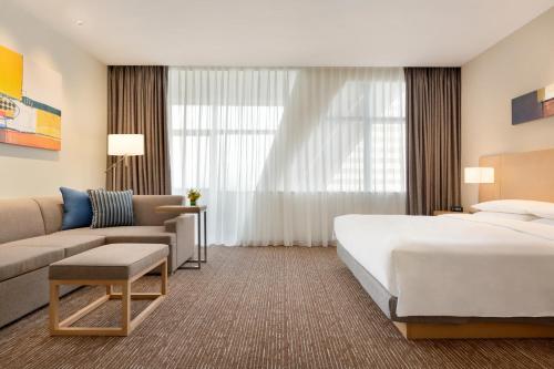 Habitación Specialty con cama extragrande y sofá cama del hotel Hyatt Place Beijing Daxing. Foto 3
