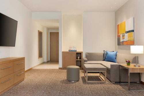 Suite con cama extragrande y sofá cama del hotel Hyatt Place Beijing Daxing. Foto 1