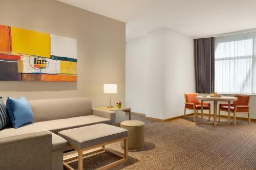 Suite con cama extragrande y sofá cama del hotel Hyatt Place Beijing Daxing. Foto 2