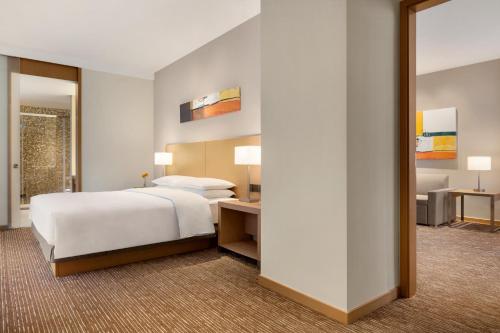 Suite con cama extragrande y sofá cama del hotel Hyatt Place Beijing Daxing. Foto 3