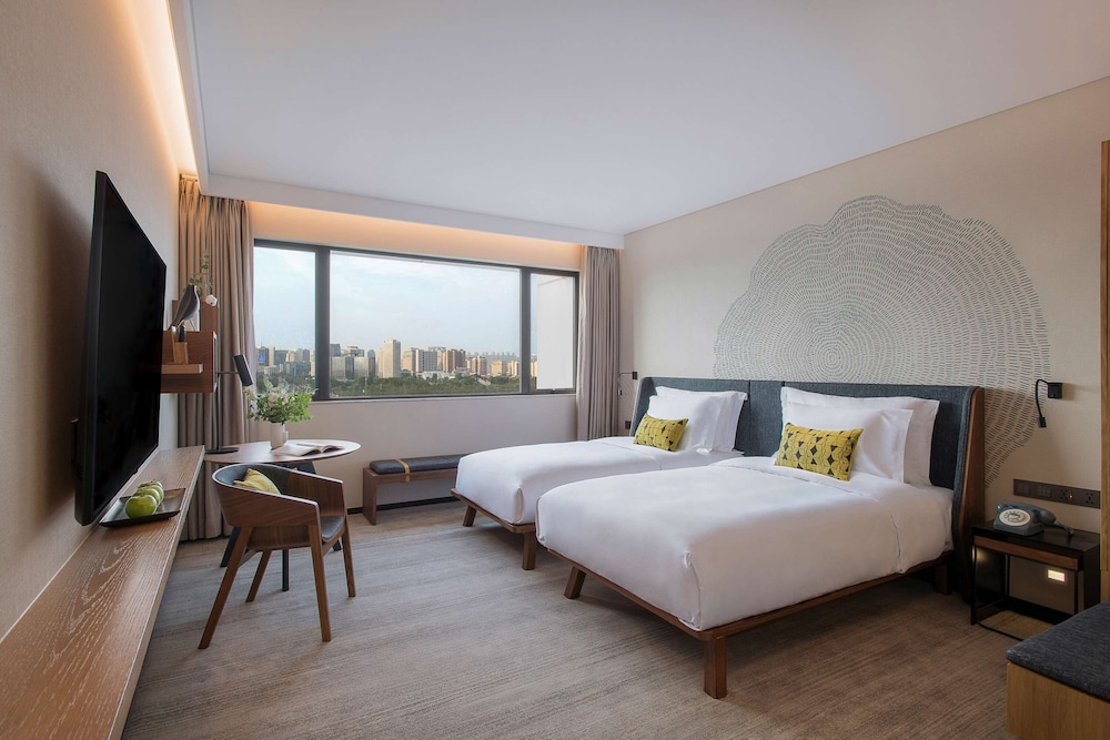 2 camas individuales, vistas a la ciudad del hotel BEI Zhaolong Hotel, JdV by Hyatt. Foto 2