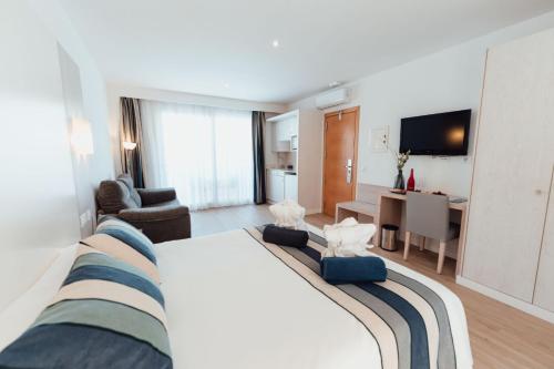 Habitación Doble Deluxe con vistas a la piscina del hotel Spa Sagitario Playa. Foto 3