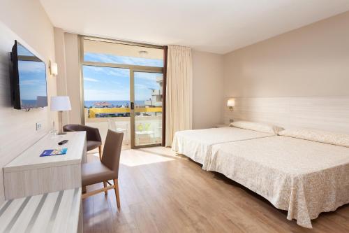 Habitación Doble Estándar con vistas a la piscina del hotel Best Tenerife. Foto 1