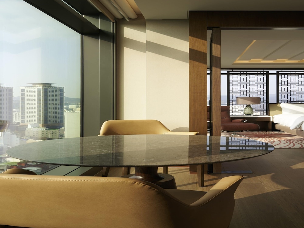 Suite Embajador con 1 Cama King del hotel The Ambassador Seoul - A Pullman. Foto 1