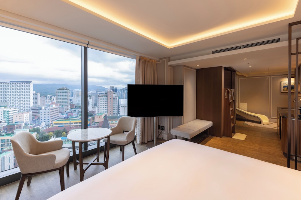 Habitación Familiar con 1 Cama King y Literas del hotel The Ambassador Seoul - A Pullman. Foto 2