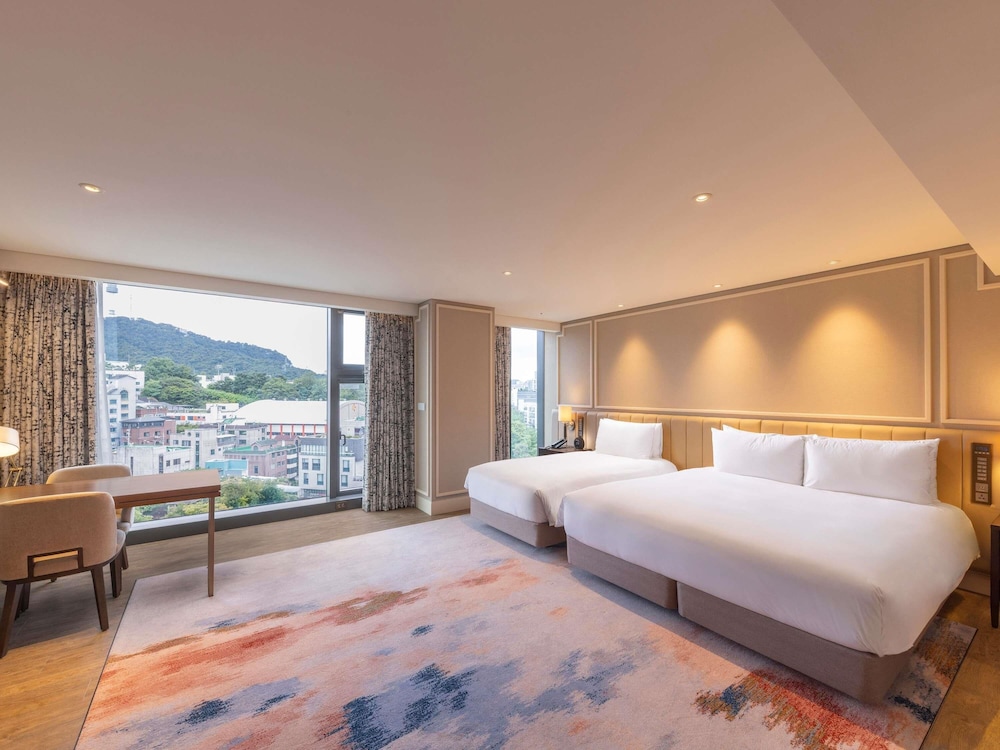 Habitación Namsan con 1 Cama King y 1 Cama Individual del hotel The Ambassador Seoul - A Pullman
