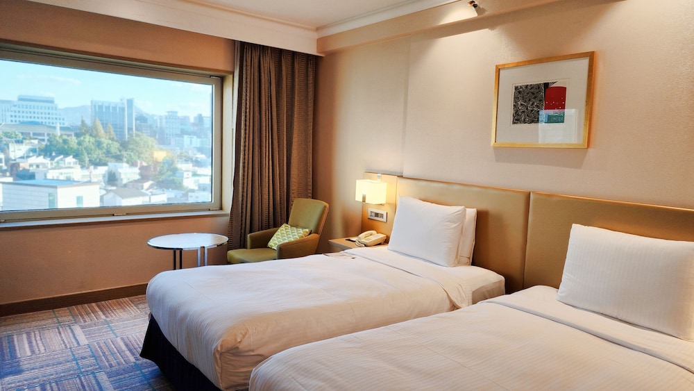 Habitación superior con 2 camas individuales del hotel Novotel Ambassador Seoul Gangnam. Foto 1