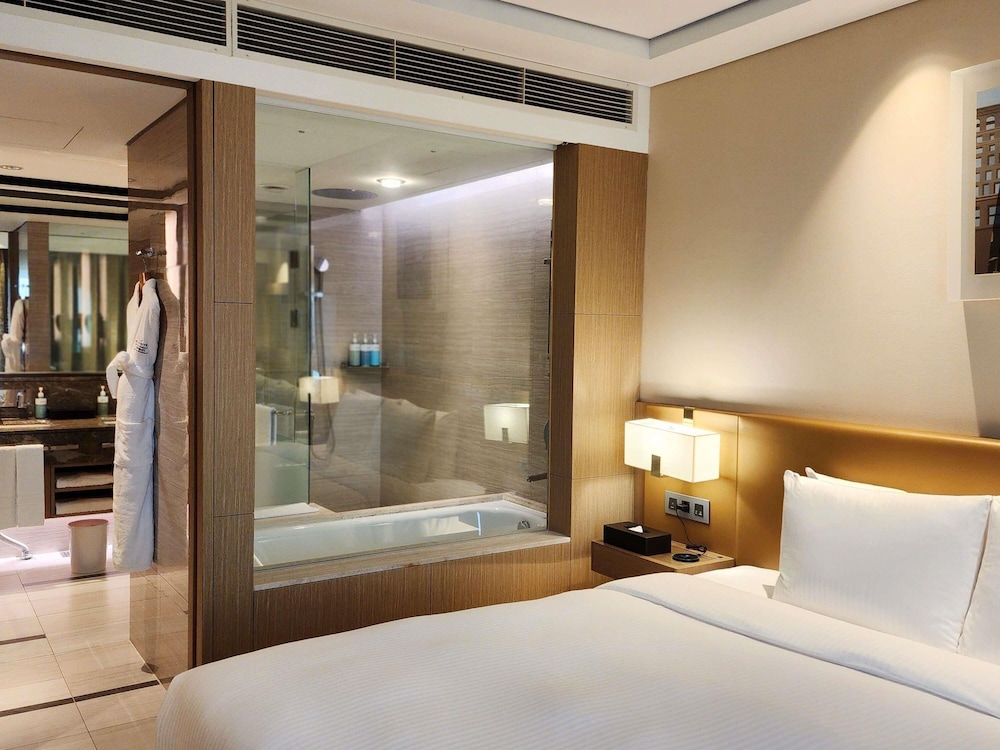 Habitación superior con 2 camas individuales del hotel Novotel Ambassador Seoul Gangnam. Foto 3