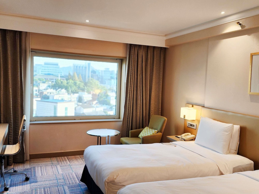 Habitación superior con 2 camas individuales del hotel Novotel Ambassador Seoul Gangnam. Foto 4