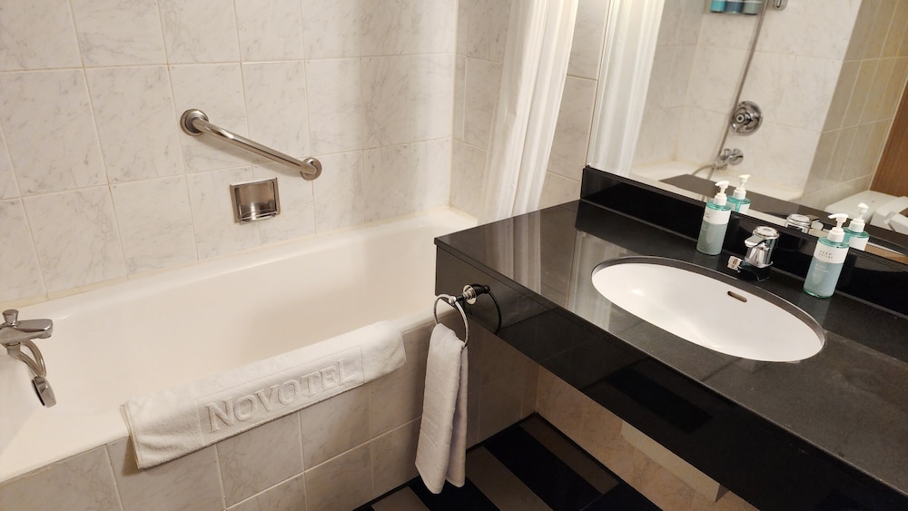 Habitación superior con 2 camas individuales del hotel Novotel Ambassador Seoul Gangnam. Foto 6