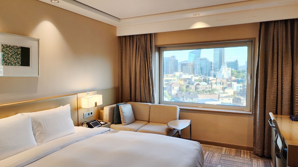 Habitación Deluxe con 1 cama queen del hotel Novotel Ambassador Seoul Gangnam. Foto 1