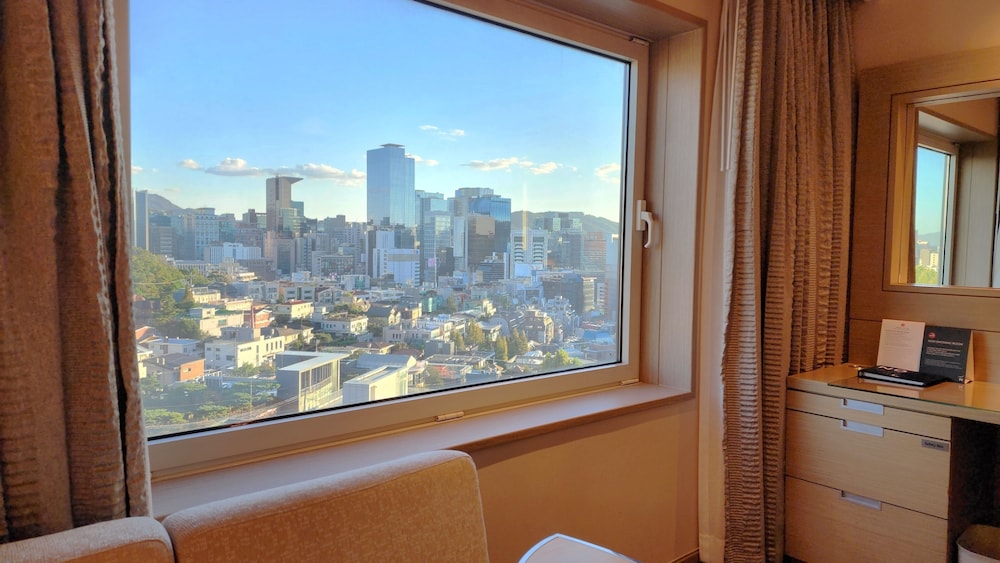 Habitación Deluxe con 1 cama queen del hotel Novotel Ambassador Seoul Gangnam. Foto 2