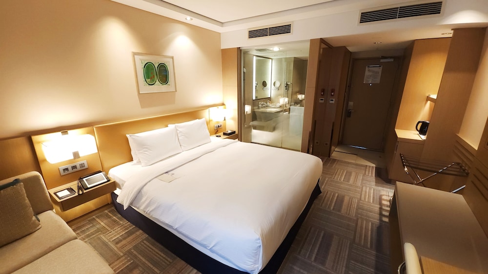 Habitación Deluxe con 1 cama queen del hotel Novotel Ambassador Seoul Gangnam. Foto 3