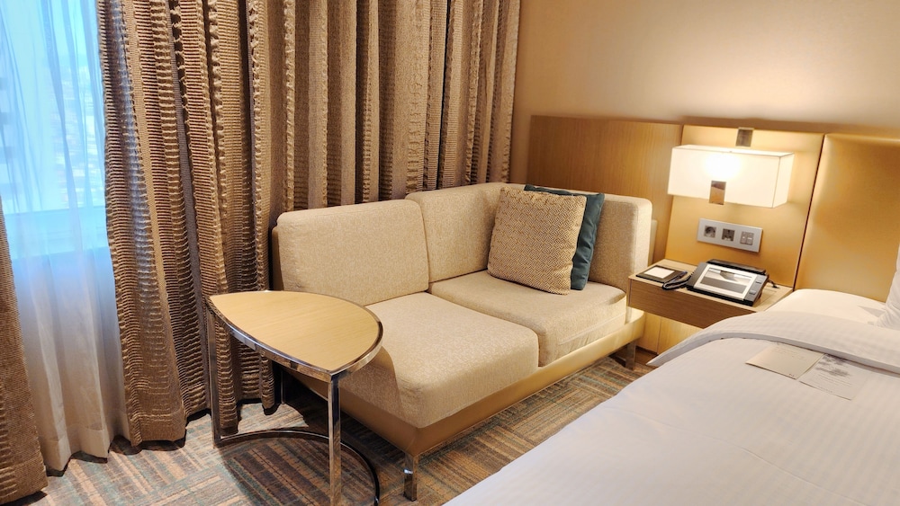 Habitación Deluxe con 1 cama queen del hotel Novotel Ambassador Seoul Gangnam. Foto 4