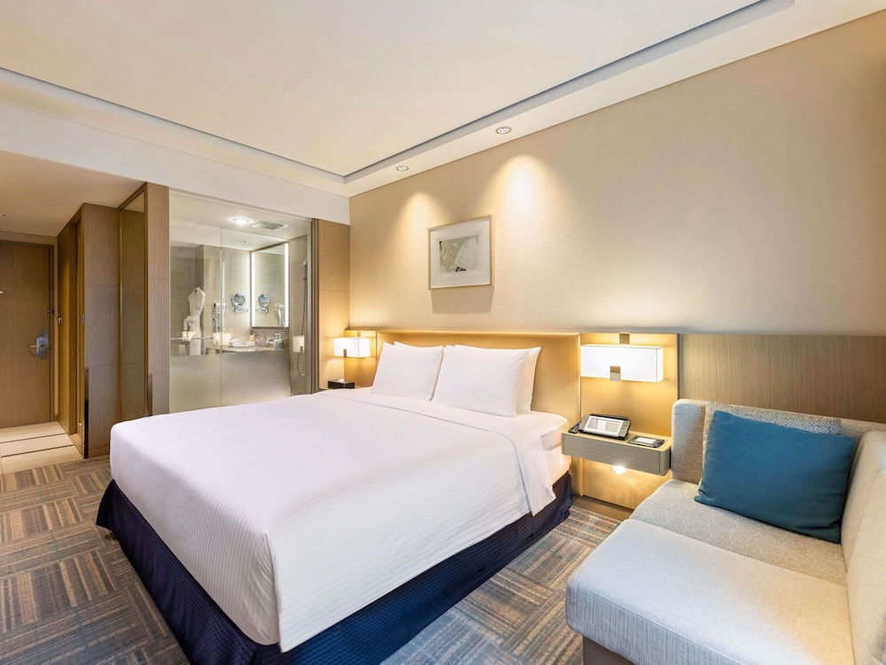 Habitación Deluxe con 1 cama queen del hotel Novotel Ambassador Seoul Gangnam. Foto 8