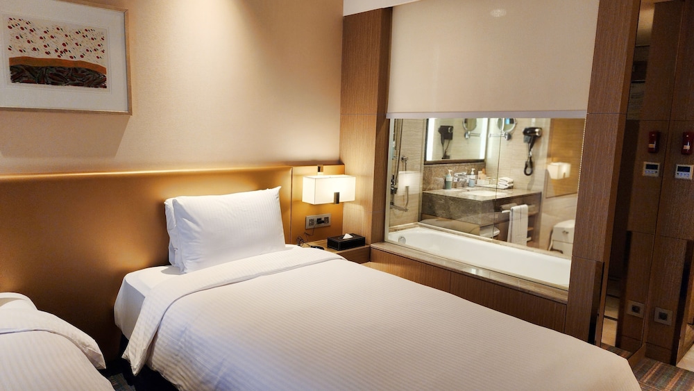 Habitación Deluxe con 2 camas individuales del hotel Novotel Ambassador Seoul Gangnam. Foto 1