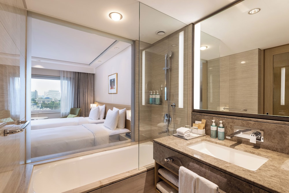 Habitación Deluxe con 2 camas individuales del hotel Novotel Ambassador Seoul Gangnam. Foto 6