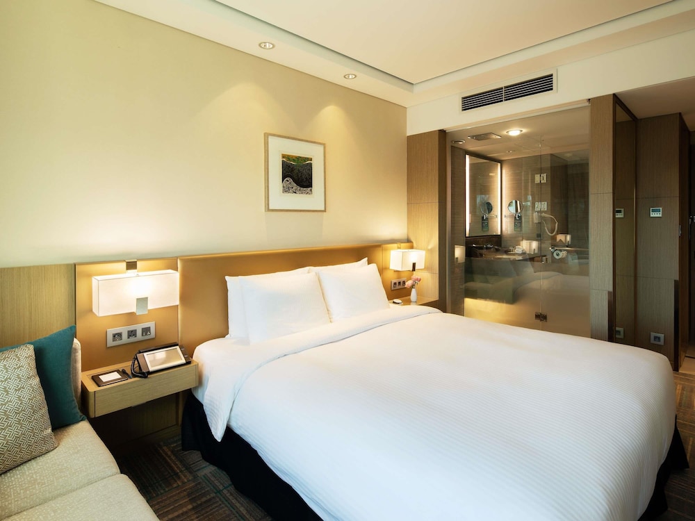 Habitación Ejecutiva con 1 cama queen del hotel Novotel Ambassador Seoul Gangnam. Foto 2