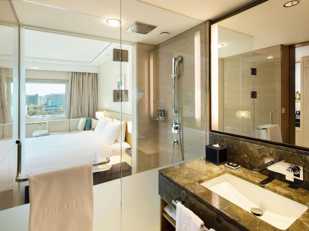 Habitación Ejecutiva con 1 cama queen del hotel Novotel Ambassador Seoul Gangnam. Foto 4