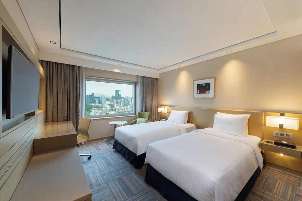 Habitación ejecutiva con 2 camas individuales del hotel Novotel Ambassador Seoul Gangnam. Foto 4