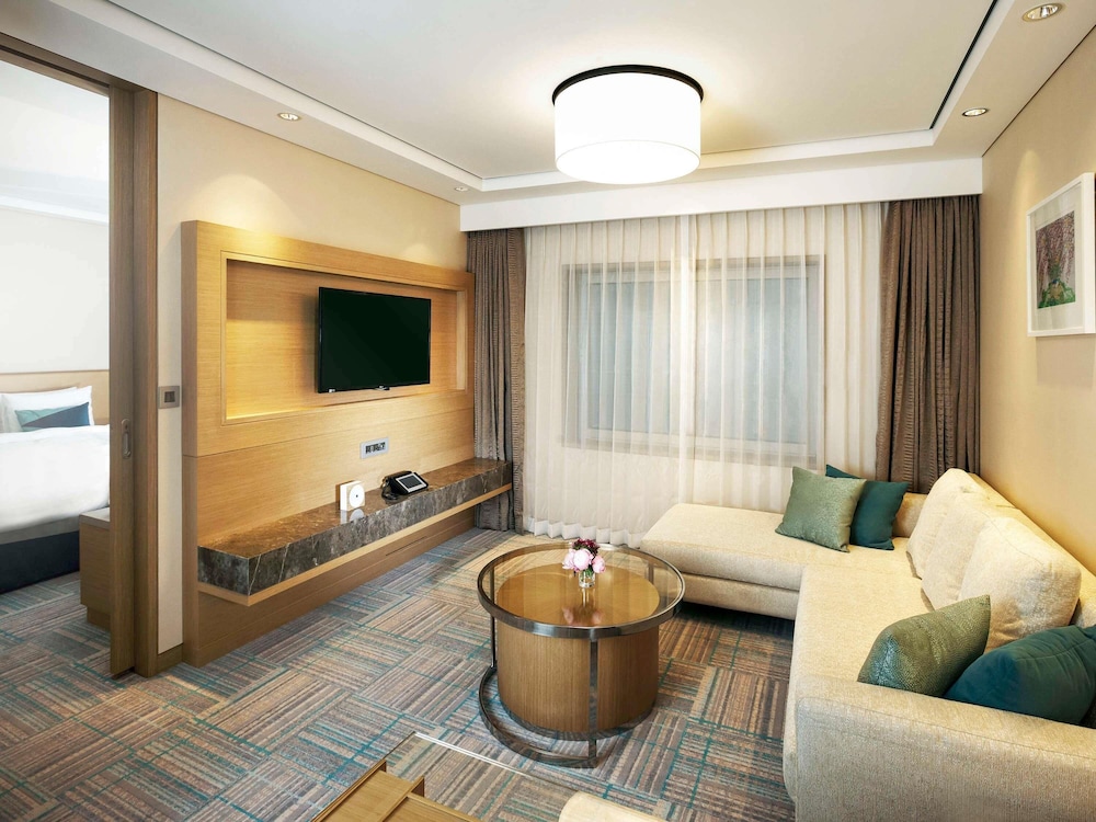 Suite Premier con 1 cama queen del hotel Novotel Ambassador Seoul Gangnam. Foto 1
