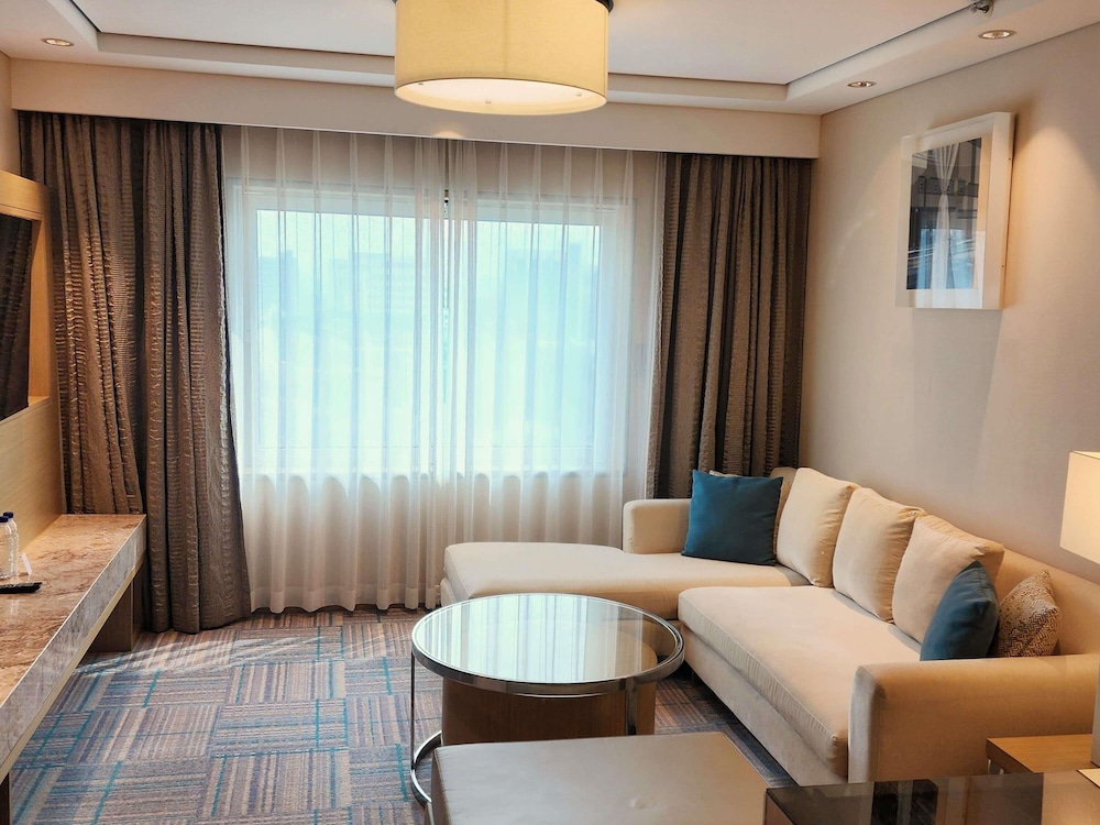 Suite Premier con 1 cama queen del hotel Novotel Ambassador Seoul Gangnam. Foto 3