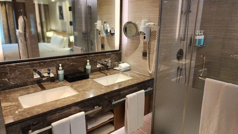 Suite Premier con 1 cama queen del hotel Novotel Ambassador Seoul Gangnam. Foto 4