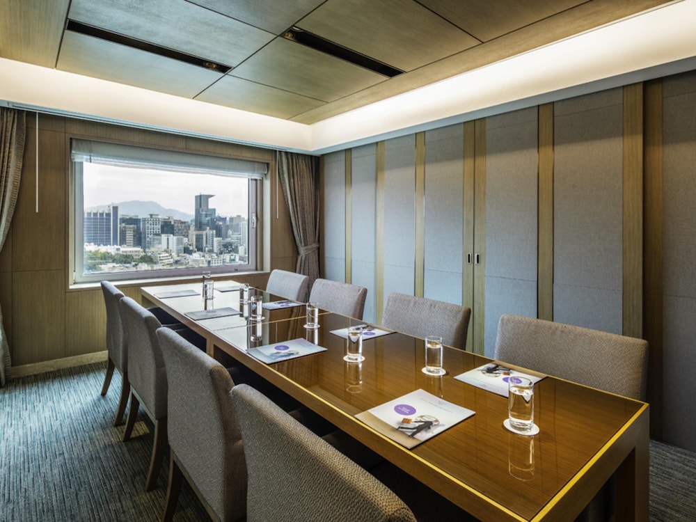 Suite Premier con 1 cama queen del hotel Novotel Ambassador Seoul Gangnam. Foto 5