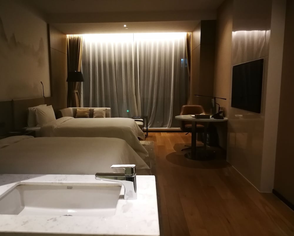 Habitación ejecutiva con 2 camas individuales del hotel Novotel Deqing Moganshan. Foto 3