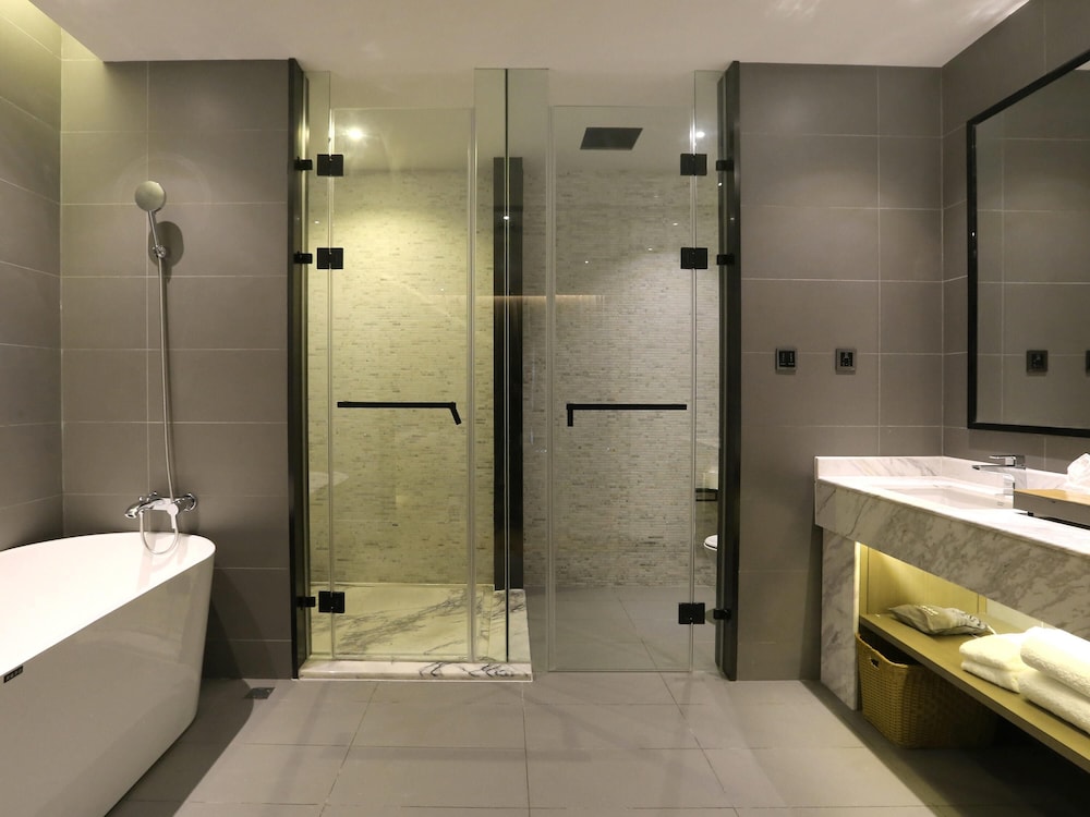 Suite Ejecutiva con 1 cama King Size del hotel Novotel Deqing Moganshan. Foto 2