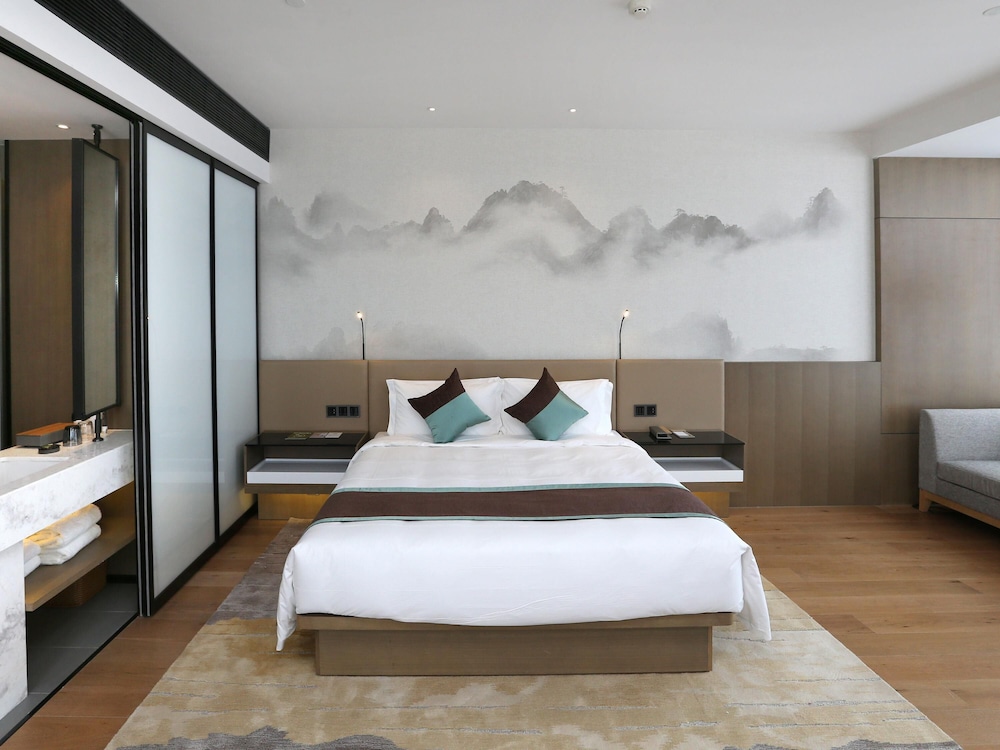 Habitación estándar con 1 cama king size del hotel Novotel Deqing Moganshan. Foto 2