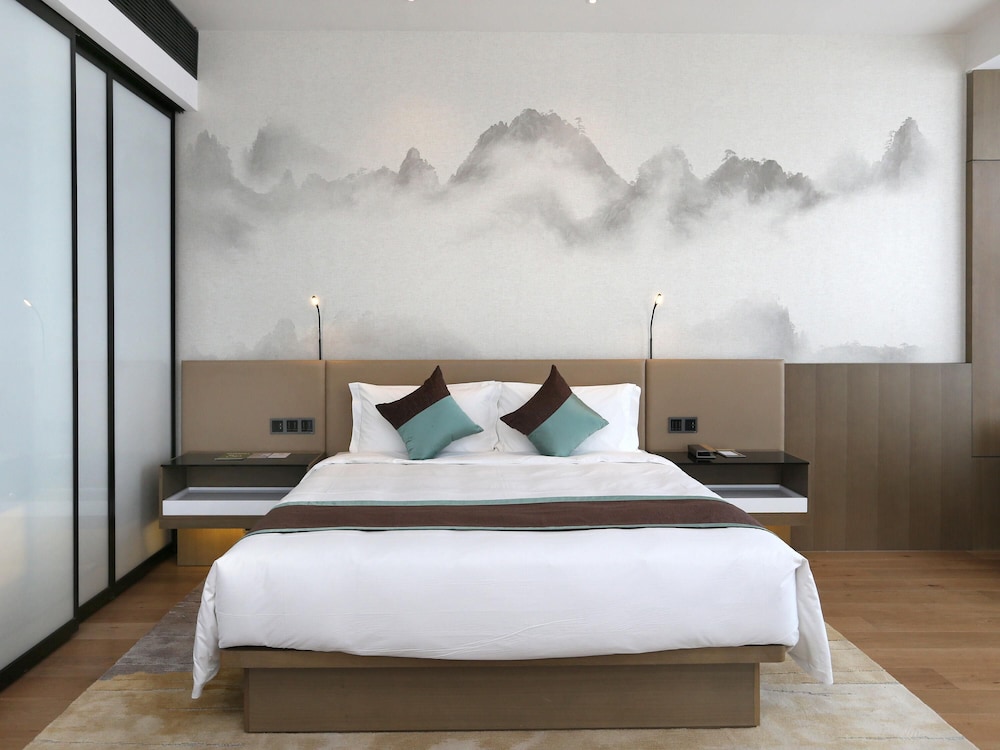 Habitación estándar con 1 cama king size del hotel Novotel Deqing Moganshan. Foto 3