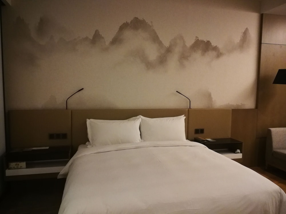 Habitación Superior con 1 cama king size, lado jardín del hotel Novotel Deqing Moganshan. Foto 1