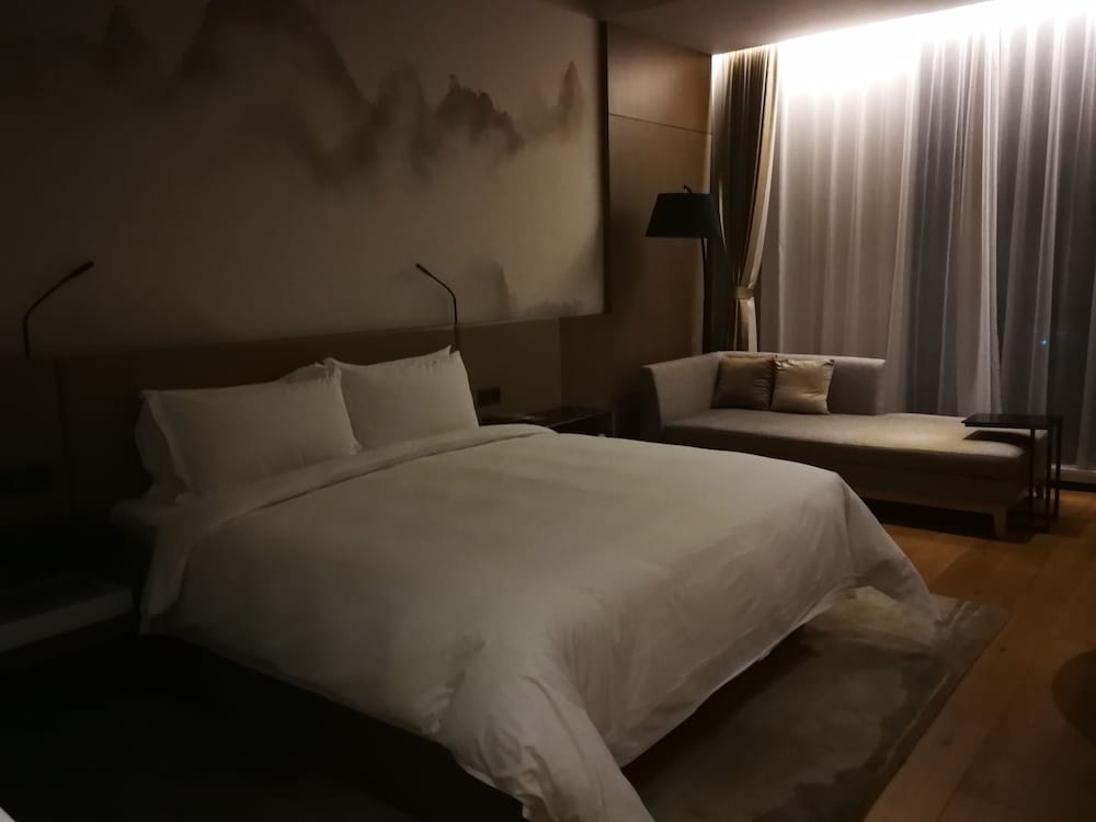 Habitación Superior con 1 cama king size, lado jardín del hotel Novotel Deqing Moganshan. Foto 2