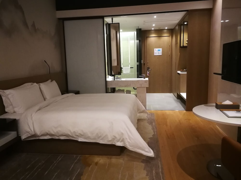 Habitación ejecutiva con 1 cama king size del hotel Novotel Deqing Moganshan. Foto 2