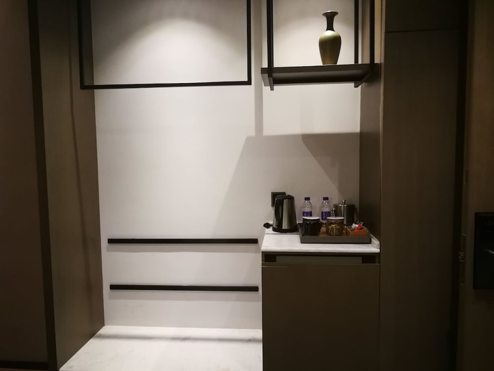 Habitación ejecutiva con 1 cama king size del hotel Novotel Deqing Moganshan. Foto 3
